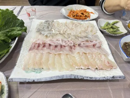 自然產青松生魚片店