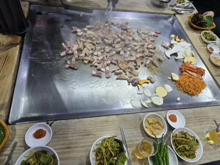 Danggu Daetong Cheolpan Samgyeopsal Myeongji Branch