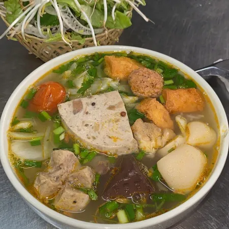 Bún riêu Nam Bộ, bún bò Huế