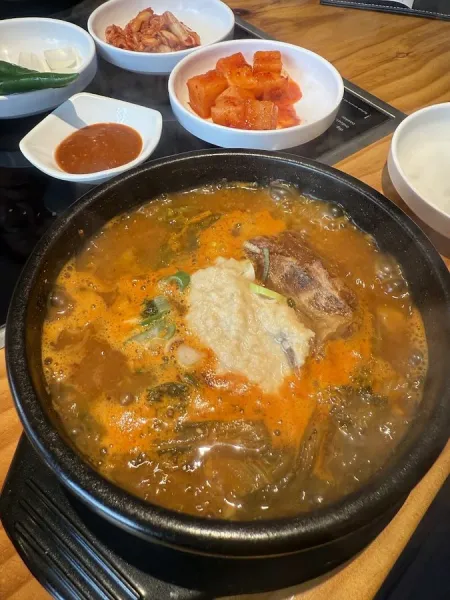 Kongppyeo Sutppyeo Gamjatang
