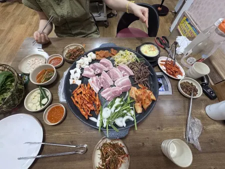Dadeok Sotttukkeong Samgyeopsal (Bunpyeong Branch)