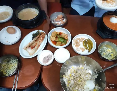 Huwon Jeonju Kongnamul Gukbap