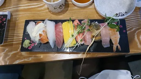 Hong Chamchi & Sushi