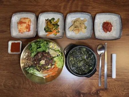Bodol Miyeok & Ganjang Gejang Myeongdong Branch