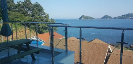 Namhae Daengdaengi Pet Pension Blue