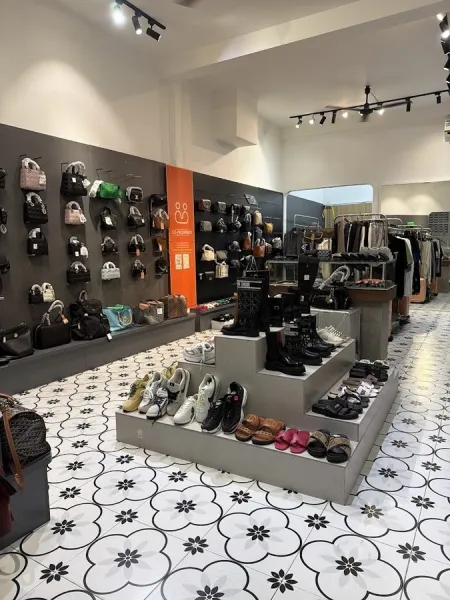 YAYA Outlet 손 가방. 다낭 시계