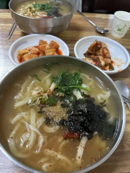 Sinjeong Market Gyeongju Son Kalguksu