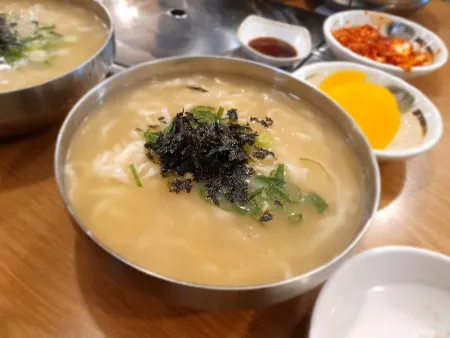 Samdae Matjip Myeongin Myeolchi Kalguksu