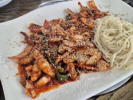 Kalguksu Mandeuneun Saramdeul