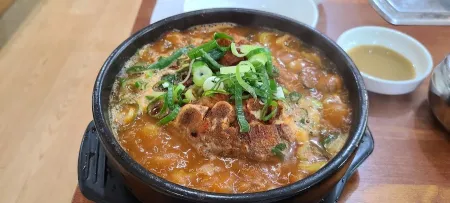 Samsiki Gamjatang Ppyeo Haejanguk Gyodae Branch