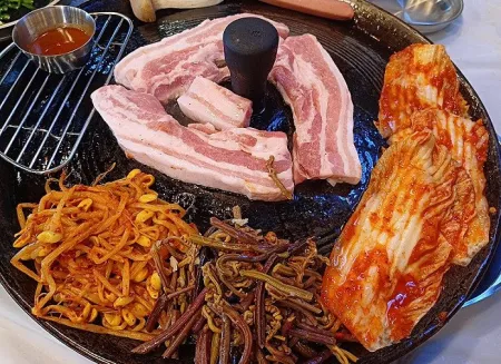 Heungbu Sotttukkeong Saeng Samgyeopsal Nowon Main Branch