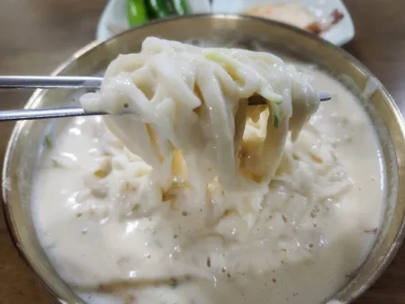 아지매손칼국수식당