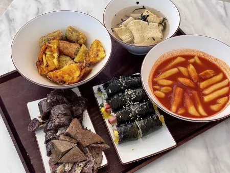 "Hyunsunine" - Korean street food chain
