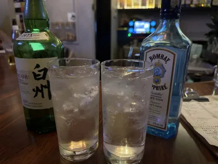 兎にも角にも夜鳴 円卓のカラオケバー