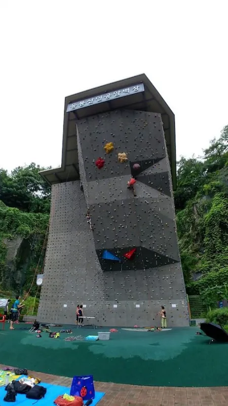 鷹峰山 岩壁登攀公園