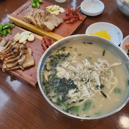 Hyeonpung Dak Kalguksu Busan City Hall Branch