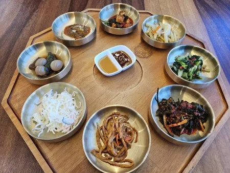 Gijang Baekhap Kalguksu Dongbusan Lotte Outlet Branch