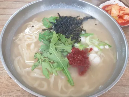 Yeonil Market Kalguksu