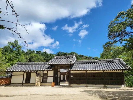 Heo Gyun Heo Nanseolheon Memorial Park