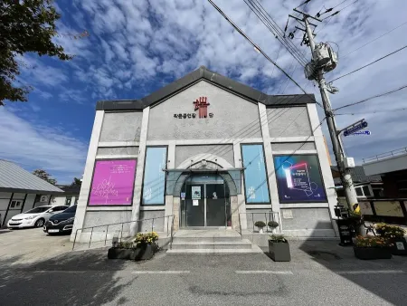 Small Performance Hall Dan