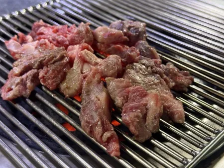 燃燒的炭火鹽烤