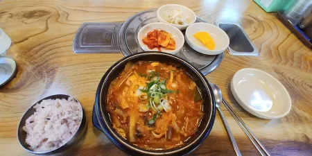 Hwang Gisun Kalguksu & Wang Donkatsu Yeocheon Branch