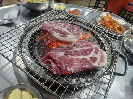 Dwaeji Hanmadang Sinjeong Main Branch