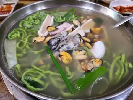 청주 봉명동 고향 홍굴부추칼국수