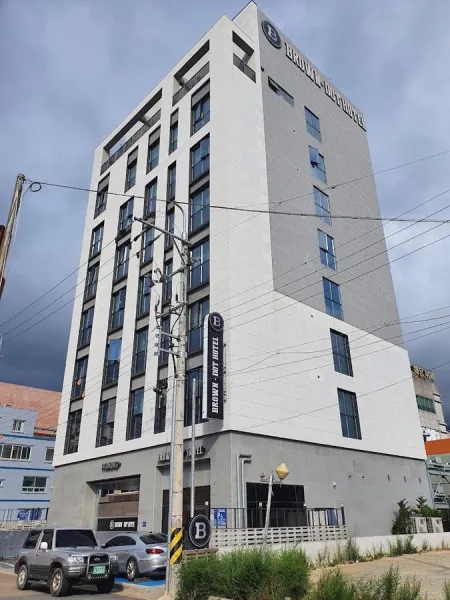 Brown-Dot Hotel