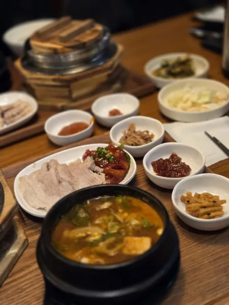 Wonhalmeoni Bossam Jokbal Yeonhui Branch