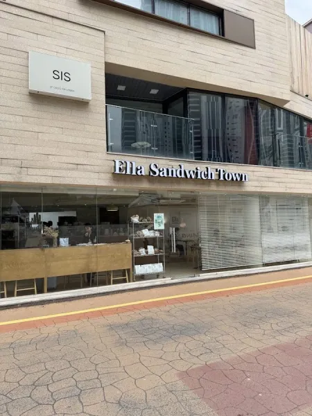 Ella Sandwich Town