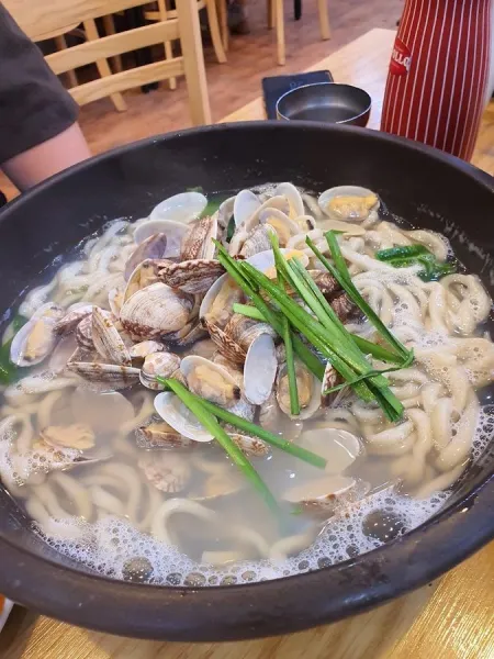 뚝배기바지락칼국수