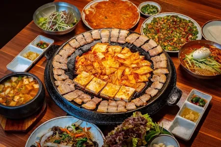 무쇠김치삼겹 명동 맛집 고기집