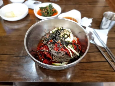 Bongpyeong Memil Makguksu