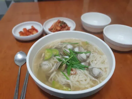 Sinchon Jogae Son Kalguksu