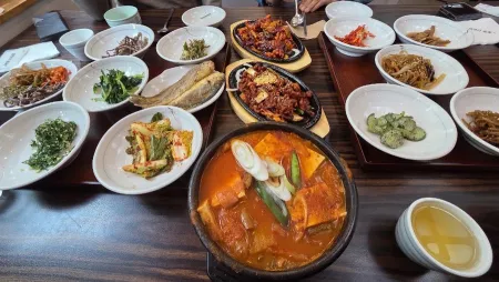 Hanjeongsik Bomkkot