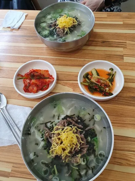 松泉手刀削麵菜包肉