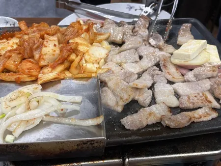 고향돌김치삼겹살