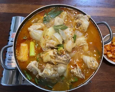Pungnyeon Dakdoritang (Spicy Chicken Stew)