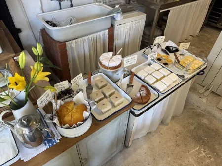 Thomas Bakery at ttukdo market
