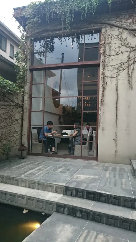 HIGASHI-YAMA Tokyo / Studio