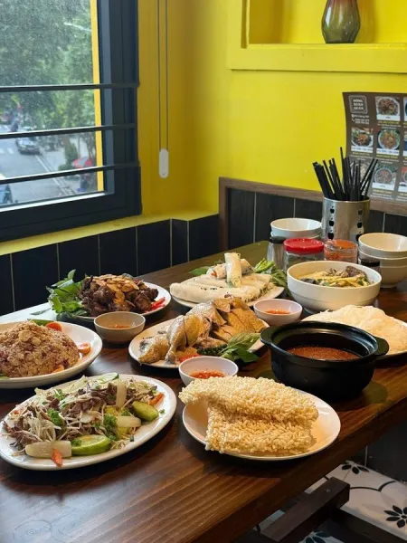 Đồng Xuân Quán - Đặc sản Ngan phố cổ - Phở gà bún thang