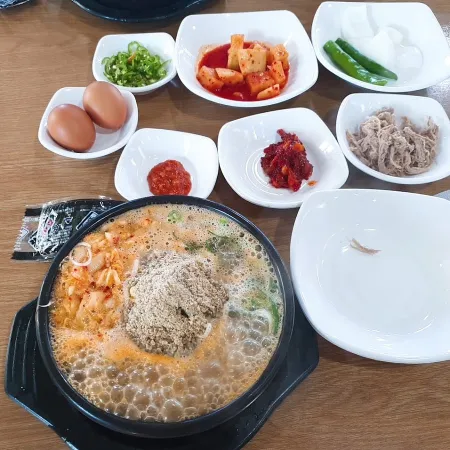 Kongnamul Gyosil Haejangguk