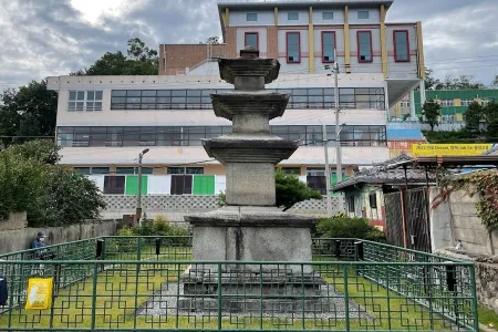 Andong Pyeonghwa-dong Three-story Stone Pagoda