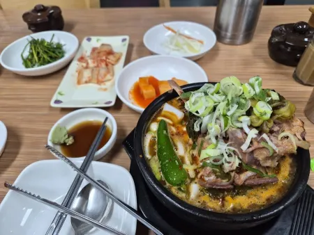 Dolphin Dwaeji Gukbap