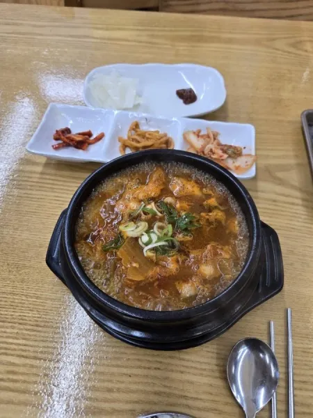 Omori Jjigae Saeng Bajirak Kalguksu