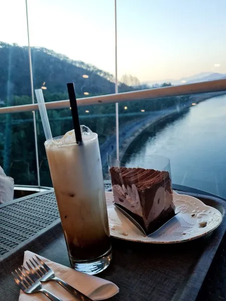Cafe the River