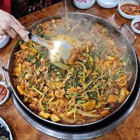 Yunil Dakgalbi