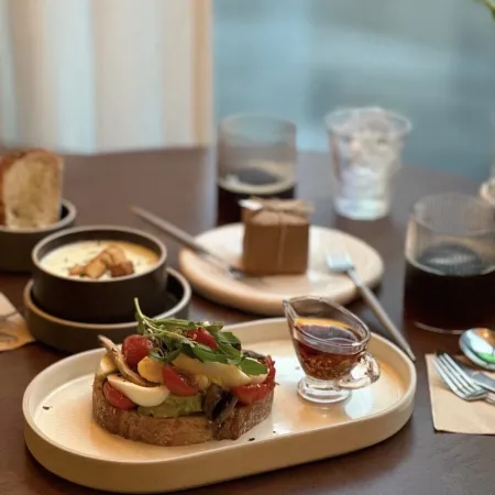 Cafe Ellin Table