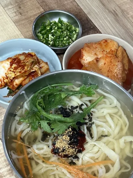 窟橋手打刀削麵